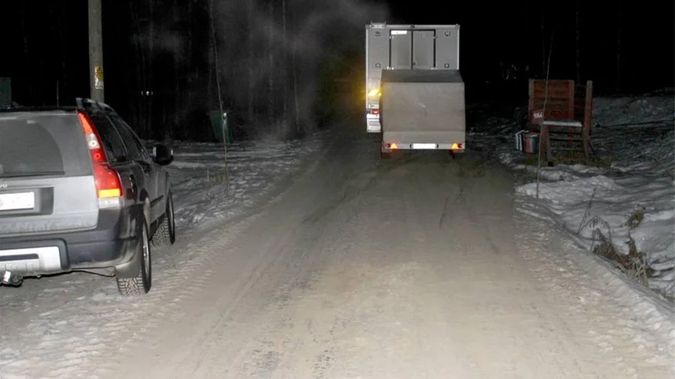 Det var i fredags kväll som polisens speciella bombgrupp slog till mot mannens gårdhus utanför Älvsbyn.