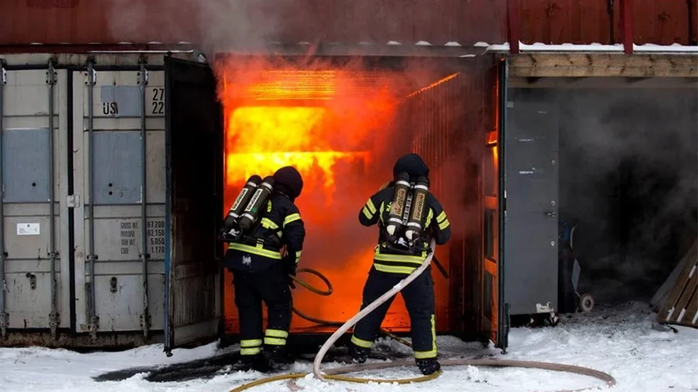 Genom att elda med gasol istället för trä kan räddningstjänsten i Piteå öva brandsläckning oberoende av vindarna.