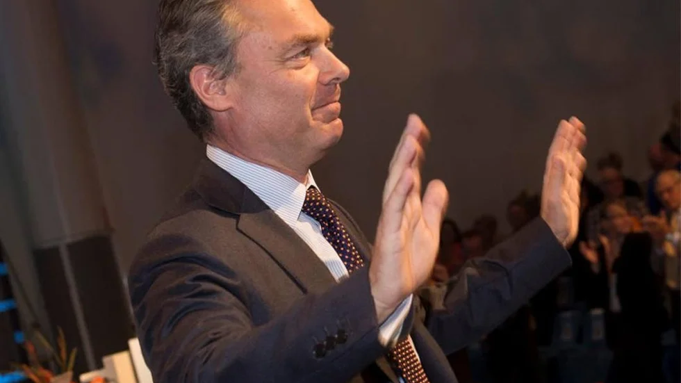 Utbildningsminister Jan Björklund (FP) slår ifrån sig allt ansvar för den svenska skolans bristande resultat.