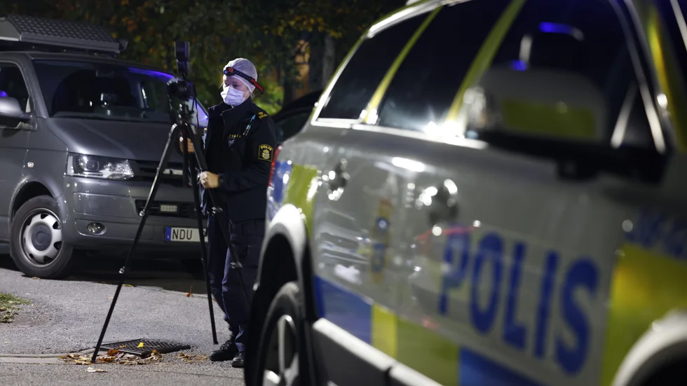 Polisen har spärrat av runt den plats där två personer skadats i en skottlossning i södra Södertälje på torsdagskvällen.