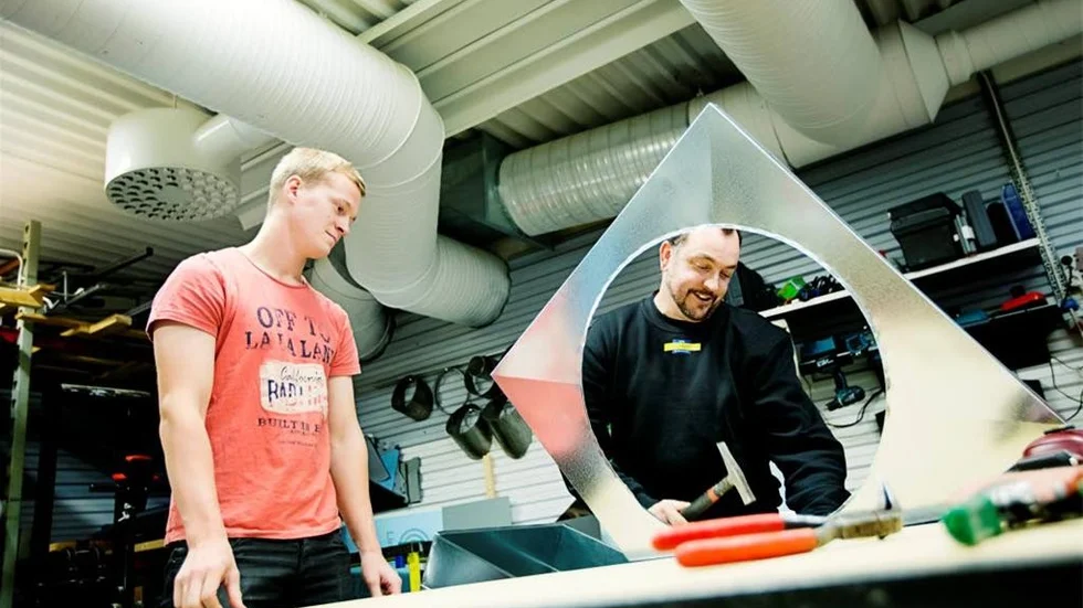 I november startar Markus Andersson sin 35 veckor långa lärlingsutbildning hos Jocke Hansson vid Plåtcentrum AB i Öjebyn.