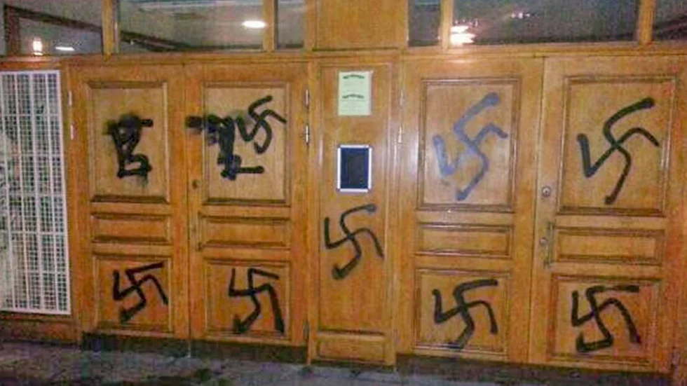 Natten till den 2/1 2014 hade någon klottrat hakkors på porten till Stockholms Moské på Södermalm i Stockholm. Det är bara ett av fascismens uttryck i dagens Sverige.
