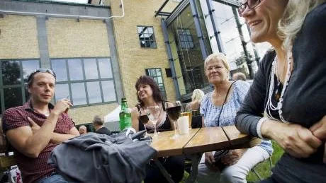 Eeva Hanquist, till höger i bild, har rest från Gotland hem till Norrköping för att hälsa på familjen. I går passade hon på att se Roffe tillsammans med Helmi Jormalainen, Susanne Axelsson och Mikael Nielsen.