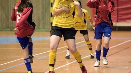 Smedbys Erika Cassel tillhörde de tongivande spelarna i sitt lag som till slut vann flickor 14-15 år. Här har hon dock otur att få bollen i ansiktet i en match mot Åby.  Foto: Titti Olovsson