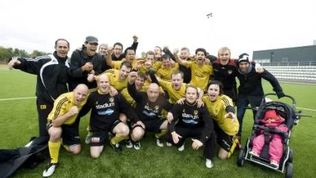 Lindö FC vann division 6 Norra i helgen efter att ha gjort 140 mål. Här ses att glatt segergäng, från vänster uppifrån: Elio Baglioni (lagledare), Gustav Sjöberg, Björn Nordetun, Fabio Baglioni, Lott Croneryd, Mats Eriksson, Fredrik Jerhammar, David Hagel, Jonas Aledal, Patrick Karlsson, Carl Lindgren, Willy Devgun. Nedre raden från vänster: Patrik Ehrendahl, Peter Frisk, Daniel Johansson, Robert Larsson, Magnus Pettersson, Tobias Olsson (skymd), Michael Tollen, Henrik Angström, Sandro Baglioni och i barnvagnen Isabell Devgun.  Foto: Robert Svensson