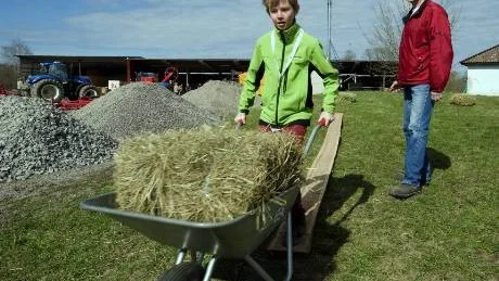 Full fart framåt! Gustav Freudenthal från Hagaskolan balanserar skickligt skottkärran på plankan. Foto: Titti Olovsson