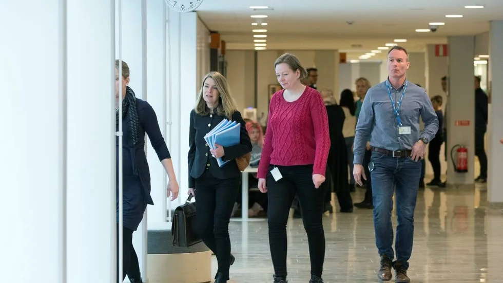 Ulrika Lindsö vid riksenheten mot internationell och organiserad brottslighet på väg in till den tidigare häktningsförhandlingen följd av bland andra Patrik Ström. Nu återkommer hon till rättegången i september. (Arkivbild)