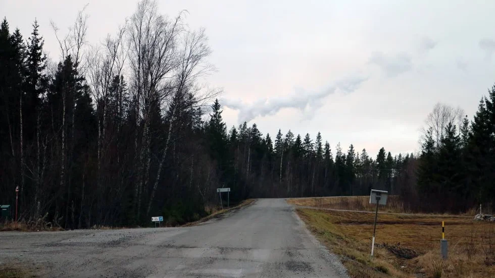 Vy från Bondön. Röken syns från Sunpine men det är enbart vattenånga.