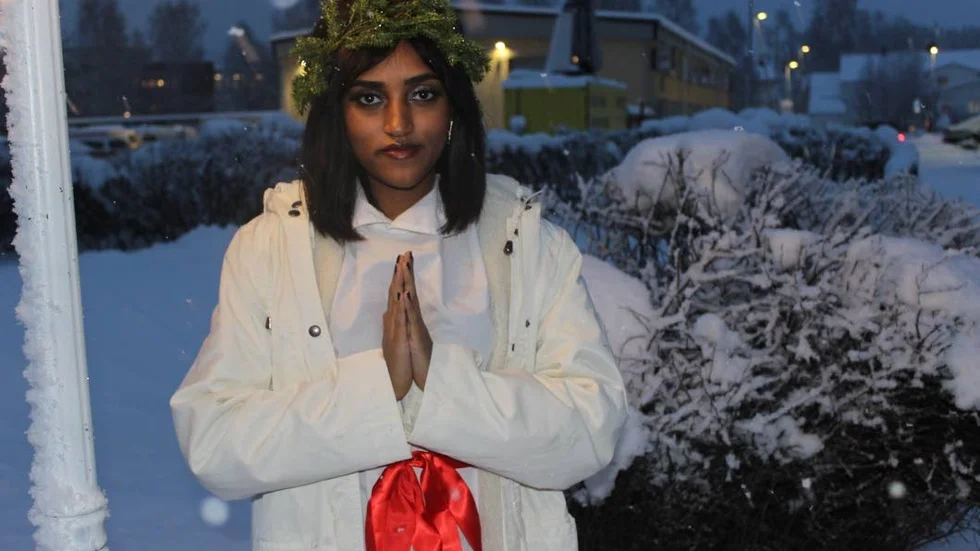 Hermi Selama hoppades på att få vara med i Lucia då hon tycker att ceremonin är så väldigt vacker. Hon blev väldigt besviken när hon plötsligt fick veta att hon inte fick vara med.