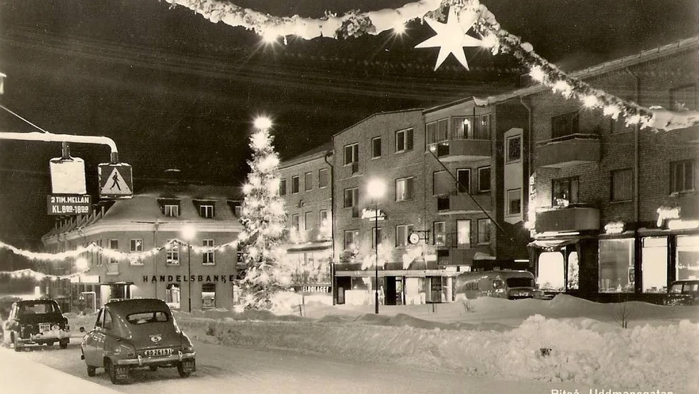 Uddmansgatan, bilden är tagen från vänster sida men riktad mot höger sida. Där man kan skymta City frisören, Forsells blommor och Elbolaget med flera. Bilden är nog också 50-talet.
