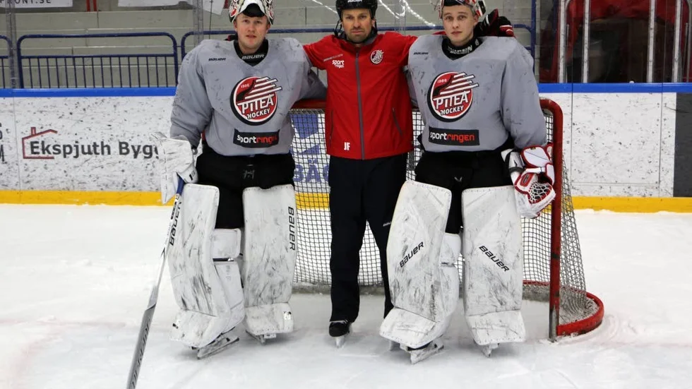 Jens Fredricson (i mitten) åker till U18-VM i Japan som videocoach. Här är han i sin roll som målvaktstränare i Piteå Hockey med Joel Vännström och Albin Ström