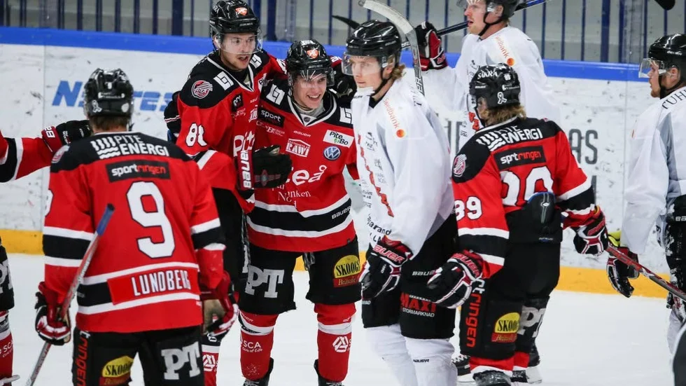 William Wirtoft (i mitten) gjorde sitt första mål i Hockeyettan med PHC förra säsongen. Nu fortsätter karriären i Arboga. (Arkivbild)