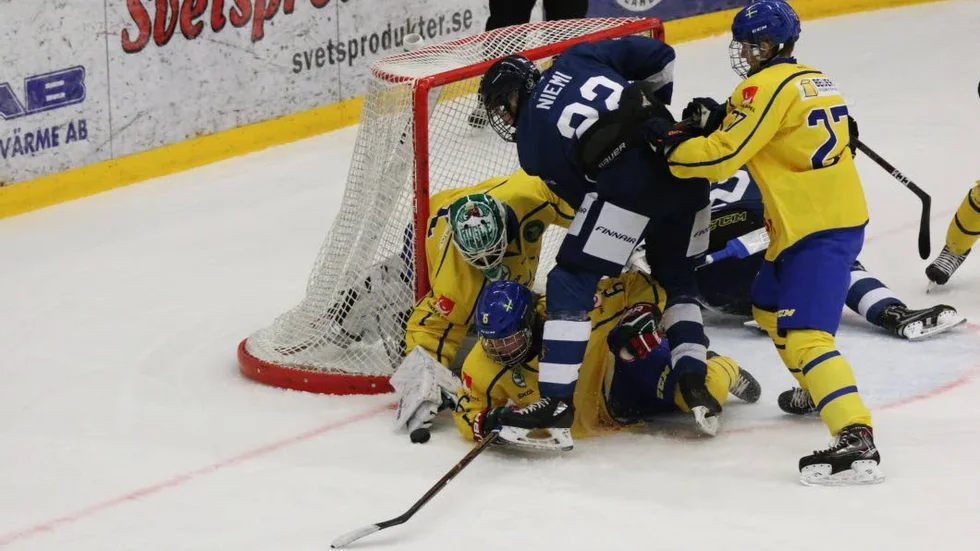 Det var hård och jämn match som spelades i LF Arena. Sveriges målvakt Calle Clang gjorde en riktigt bra insats mellan stolparna.
