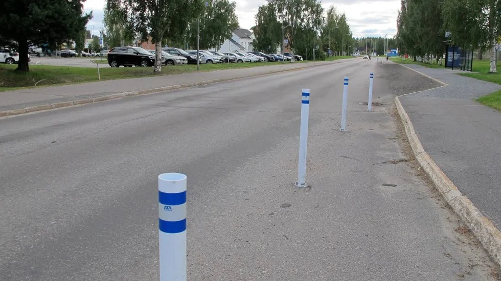 De enda stolparna som härdade ut över sommaren är de som står närmare vägkanten innan bussfickan.