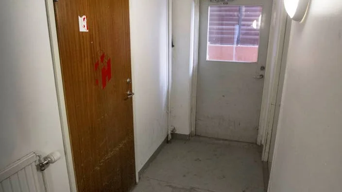 I källaren i en av Munksundsbos hyreshus bor det utländska byggjobbare/fastighetsskötare sedan år tillbaka.