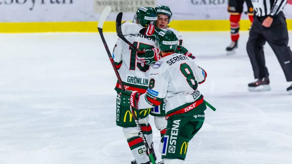 Anders Grönlund (15) firar segern tillsammans med Samuel Fagemo och Pathrik Westerholm.
