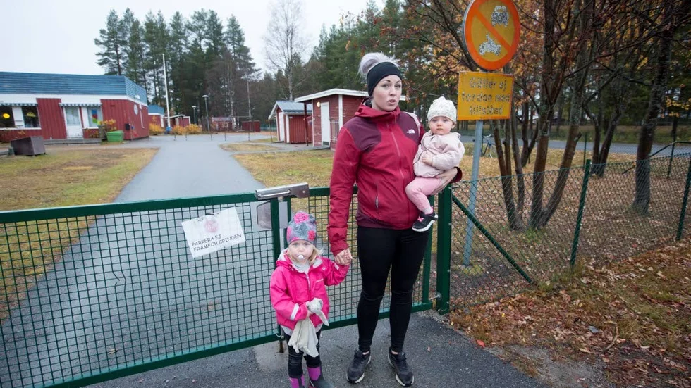 Föräldern Johanna Marklund med barnen Vera och Stella är förstår inte de som buskör. ”Det här ska inte få hända”.