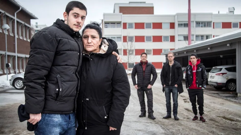 Erik och hans mamma har stöd av fosterpappan Kjell Persson, läraren Roger Mikalesson och kompisen Samuel Persson.