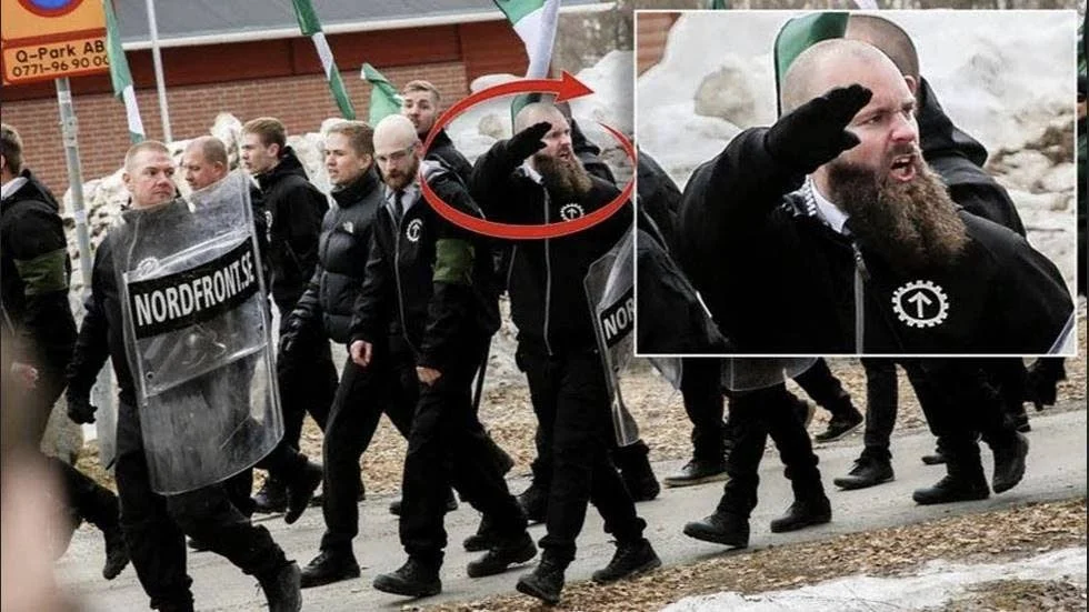 30-årige riksdagskandidaten Niklas Yngwe, Nordiska motståndsrörelsen, "heilade" efter demonstrationen i Boden den 1 maj 2018. Händelsen fångades på bild av Norrbottens medias fotograf.