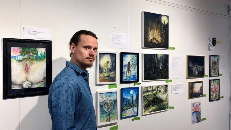Robin Nyströms utställning omfattar en rad stilar och tekniker, från klassiska naturmotiv till rena fantasiväsen. Han har till och med gjort konst av skelettdelar från självdöda fåglar. ”Det känns som om jag tänjt på mina egna gränser”, säger han.