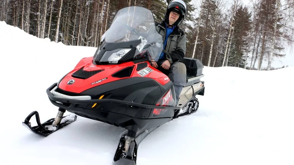 Tord Söderberg, ordförande för Piteå snöskoterklubb, ser ingen enkel lösning för att få ner antalet dödsolyckor på skoter och menar att mycket beror på inställningen till säkerhet hos föraren.