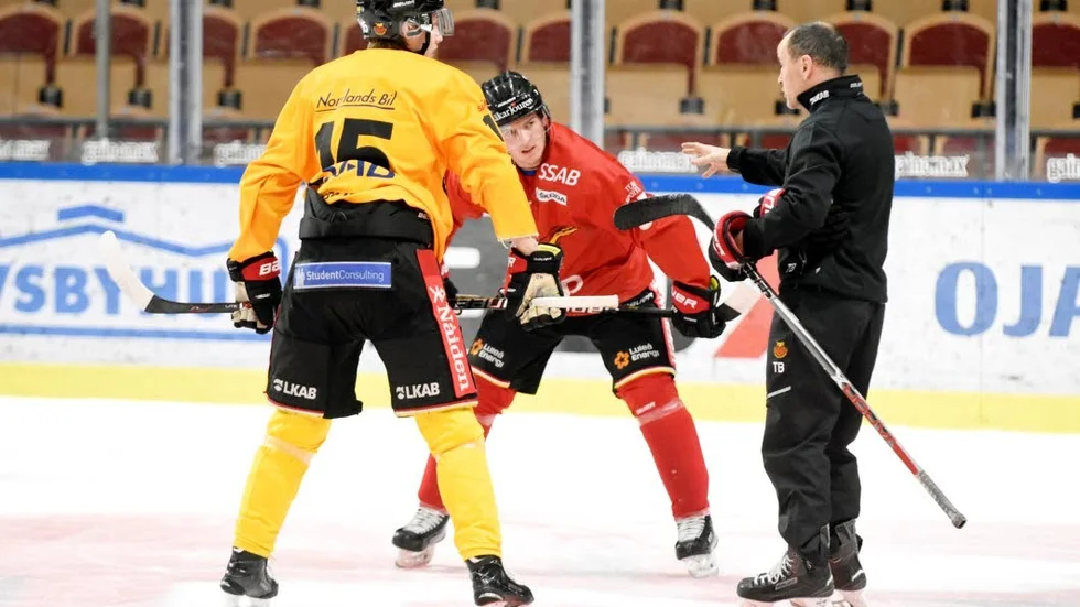 Isac Lundeström, i rött, gör säsongsdebut för Luleå Hockey i dag.