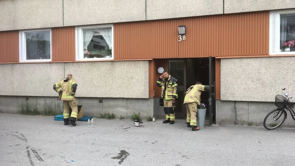 Moskén ligger i källarvåningen på trädgårdsgatan. Branden startade i moskéns lekrum.