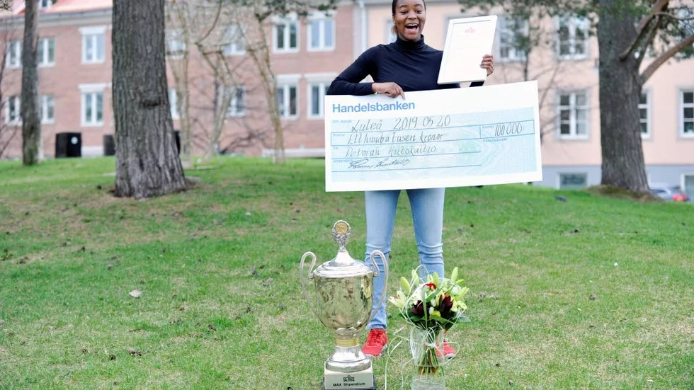 Deborah Aittokallio 15 år, strålade av glädje när hon hade tagit emot Max idrottsstipendium.