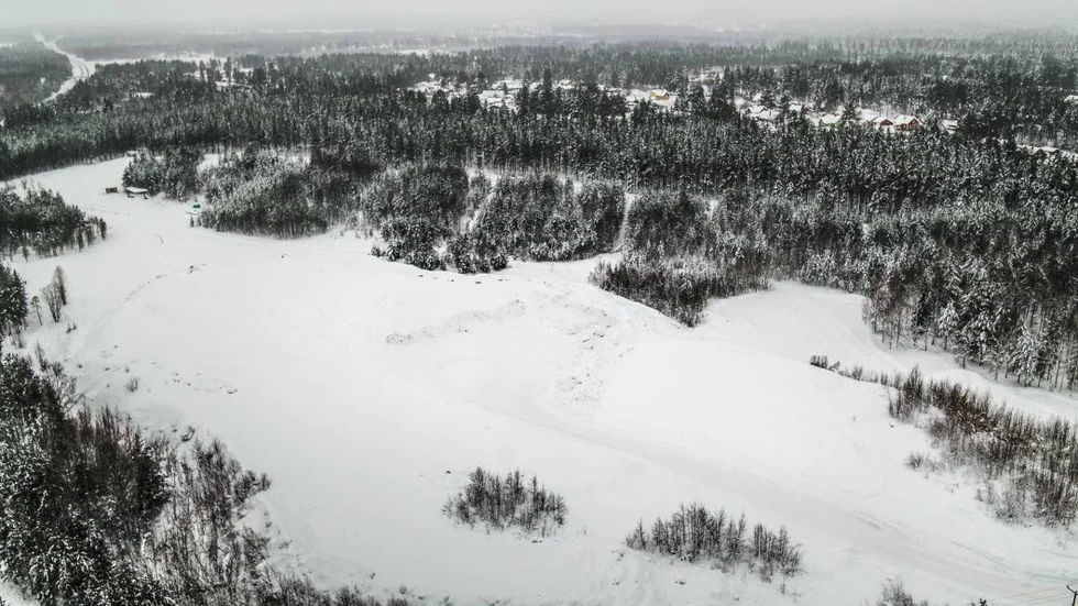 Jordtippen vid Flakabergsvägen används som snöupplag vintertid.