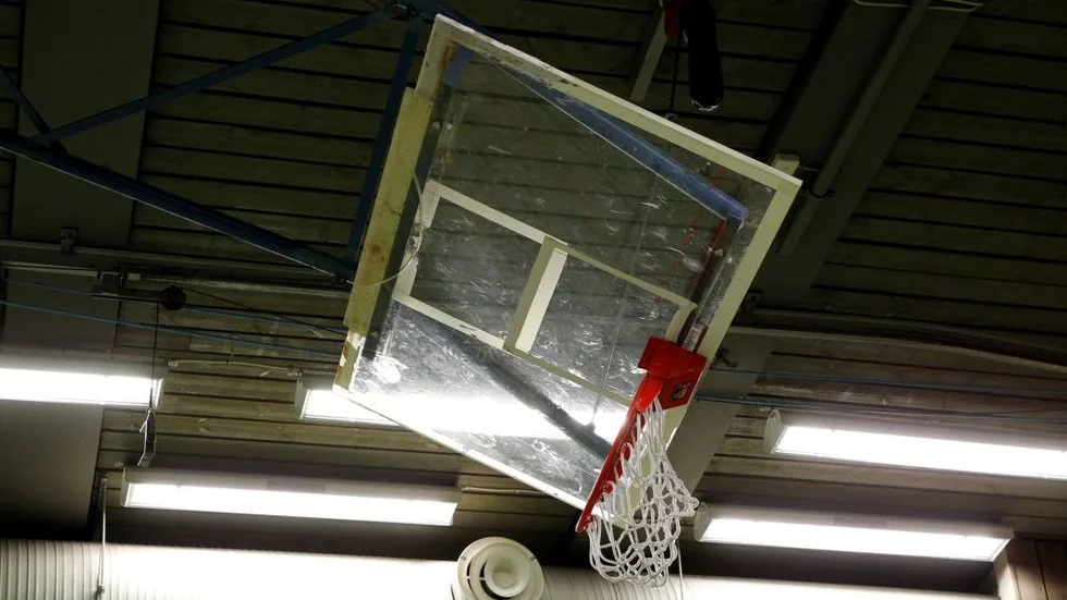 Älvsbyns fastigheter tror att det ska gå att åtgärda de slitna basketkorgarna inom driftsbudgeten.