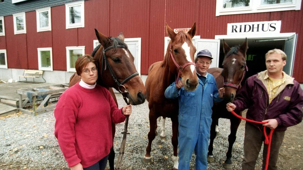 UPPFÖDARE. Framlidne travprofilen Åke Höglund (i mitten) var uppfödare till hela 29 hästar. 8-årige kallblodet Skaffer Blixten blev den siste. På bilden flankeras Åke av Eva Lena Johansson och Frank Häll. (arkivbild)