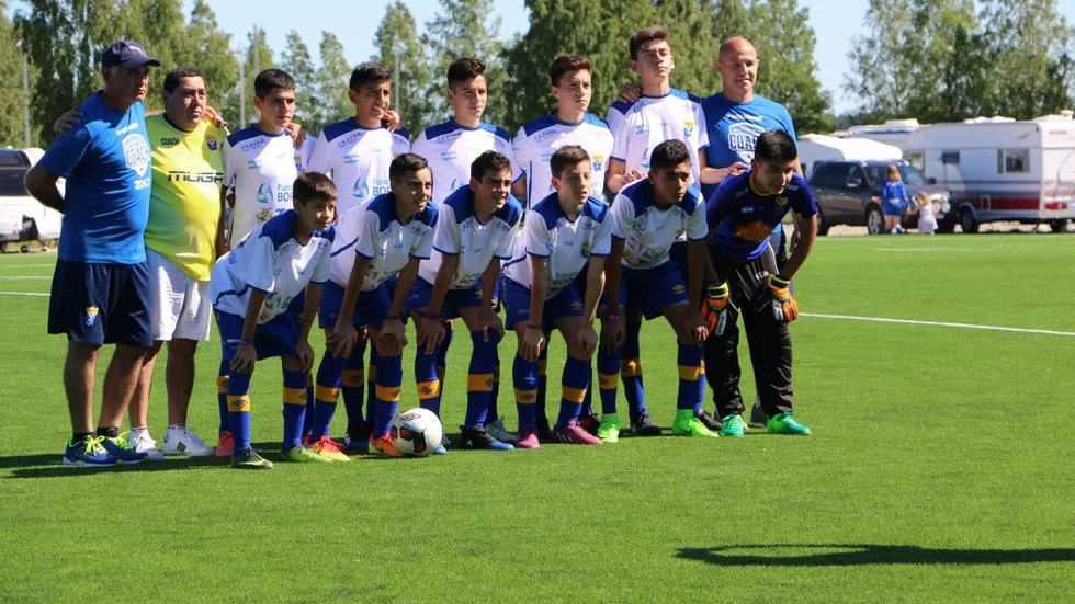 FÖRE MATCH. Likt de stora klubbarna inför stora matcher fotograferas argentinska laget Tucamans trupp som skulle ta sig an Piteås pojkar 14.
