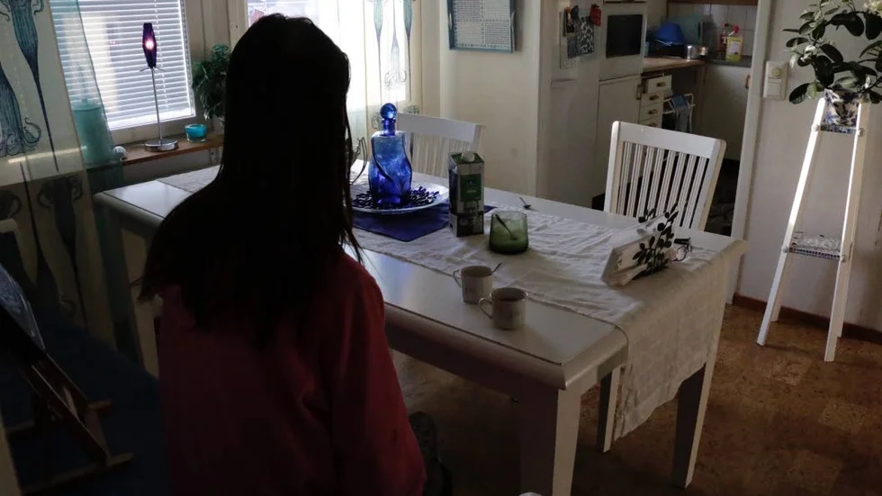 Familjeliv. Husägaren, som enligt grannarna håller ett helt kvarter i skräck, förstår inte vad de menar. Såvida det inte handlar om händelser under en aktiv missbrukstid för något år sedan. I dag lever numera hon ett lugnt familjeliv, säger hon.