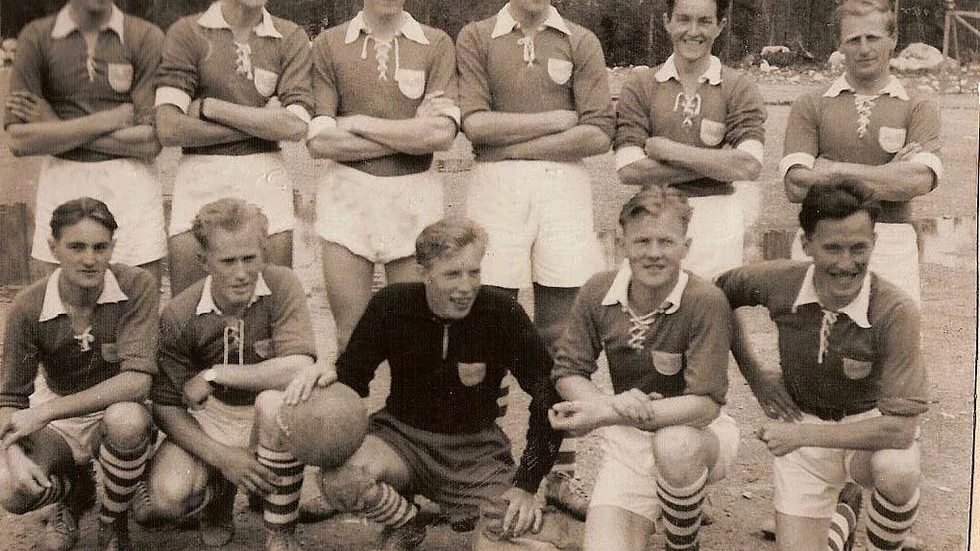 En av de bästa årgångarna av bylaget Auktsjaur på 50-talet bestod av följande spelare. Stående från vänster: Ove Widman, Sture Renberg, Stig Widman, Lennart Åhman, Kjell Widman, Bror Svedlund. Knästående: Göte Renberg, Arne Wallström, Tore Lundqvist, Göran Nilsson, Henry Renberg. Kvar i livet är i dag endast  bröderna Göte och Sture Renberg, Kjell Widman  samt målvakten Tore Lundqvist.