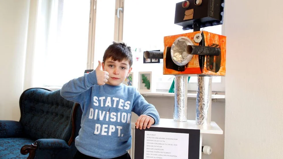 Robot. Shahan Sayadov visar stolt upp sin nya vän som kan göra det mesta.