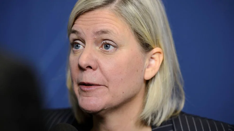 Finansminister Magdalena Andersson (S) föreslår ett system där konsumenter får bonus om de köper miljövänliga bilar och där bilar som släpper ut mycket koldioxid straffas med högre skatt.