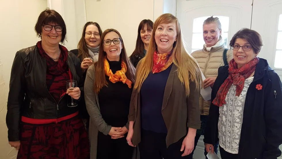 Glada amatörer. Två av utställarna, Susanne Nilsson & Ylva Ögren, samt några av besökarna vid vernissaget den 6 maj.
