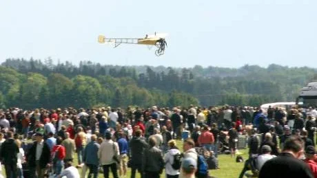 Mikael Karlsson gladde den stora publiken på flygdagen på Malmen, med en uppvisning med sin Bleriot XI. Foto: Hasse Johnsson