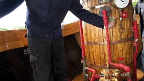 Maskinisten Benny Davidsson från Norrköpings Ångbåtsförening ser till att maskinen fungerar som den ska.