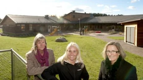 Förskolecheferna Gunilla Wahlberg och Pernilla Bärefalk framför förskolan Solstenen i Rambodal. Lena Josefsson är arkitekt och hjärnan bakom kommunens första typförskola.