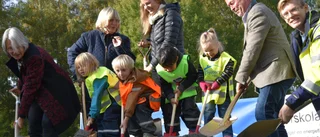 Här tar barnen första spadtaget till Sagolundens förskola