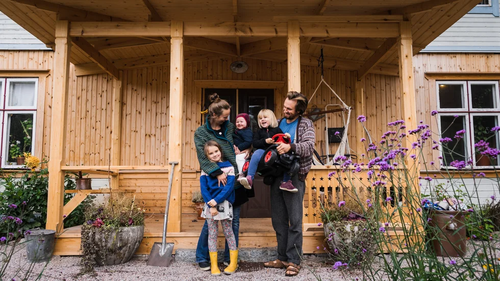 Mitt i Tärnsjö bor familjen Meurman. De driver företaget Meurman Byggnadsvård som gjort till sin grej att rädda och renovera framför allt ödehus och gamla torp som sett sina bästa dagar. Här bor Nikolai och Sanne och barnen Ilse, 6, Lo, 3, och lilla Nora som nyss fyllt 1.