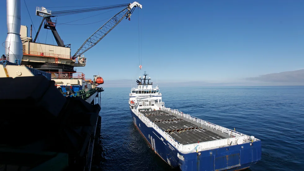 Den första Nord Stream-ledningen började byggas i svensk ekonomisk zon 2010. Tolv meter långa rör fraktades ut från Slite på Gotland för att sammanfogas. Arkivbild.