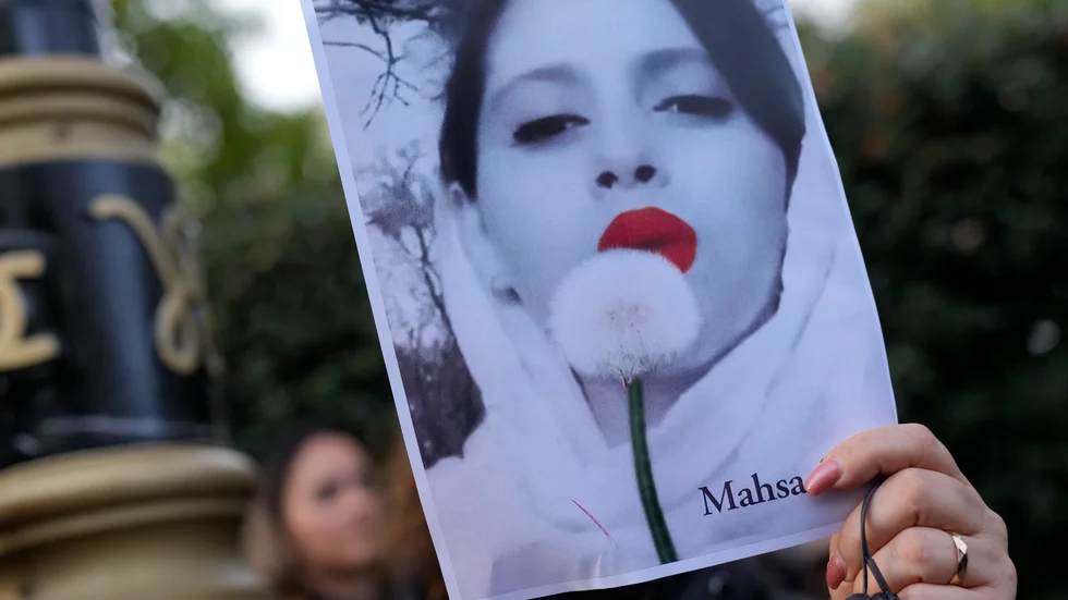 Massiva demonstrationer riktas mot den religiösa diktaturen i Iran. Att som kvinna i ayatollah-diktaturen protestera öppet mot hijabtvånget är att riskera döden. Låt inte kampen vara förgäves!