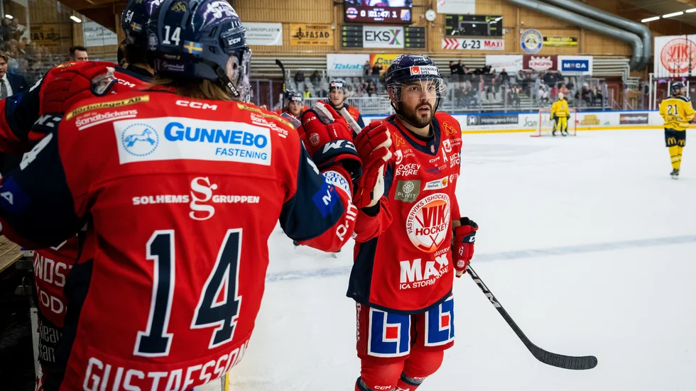 Marcus Vela jublar sedan han kvitterat mot Södertälje. Nu kan det bli veckans mål i Hockeyallsvenskan.