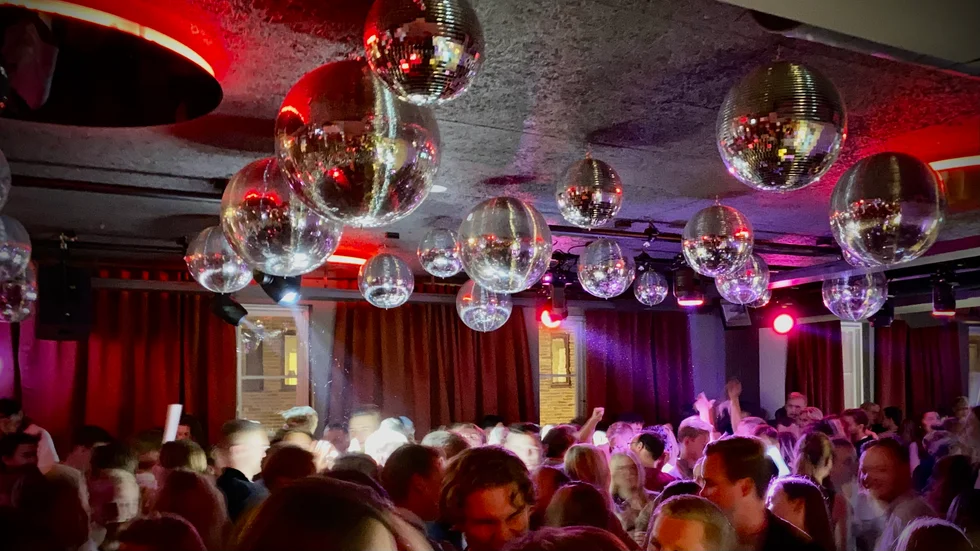 En timme före stängning är feststämningen på Létages dansgolv på topp - många besökare trängs, pratar och dansar till den höga musiken.