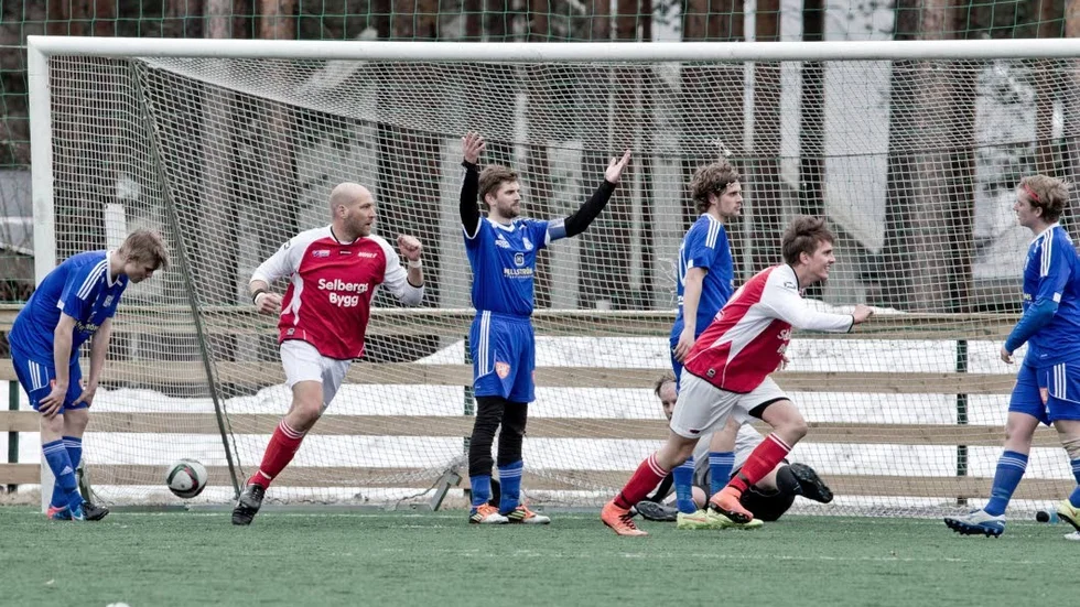 Storfors hade ledningen med 1-0 men tappade till 1-1. Här har precis Harads kvitterat efter en hörna.