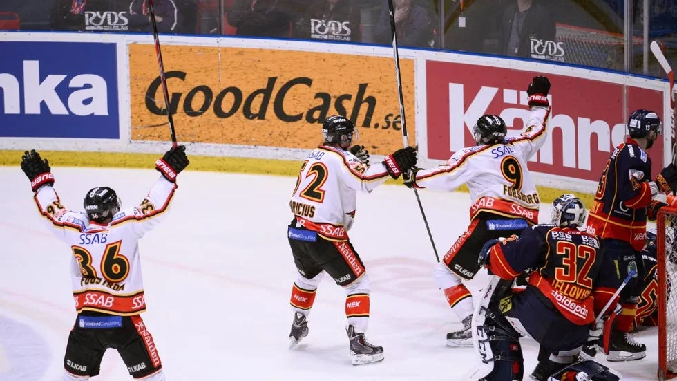 Luleås Johan Forsberg (nummer 9) gjorde 3–1 i play in-matchen mot Djurgården. Men pucken gick i mål via tre Djurgårdsspelare. ?Foto: Maja Suslin / TT
