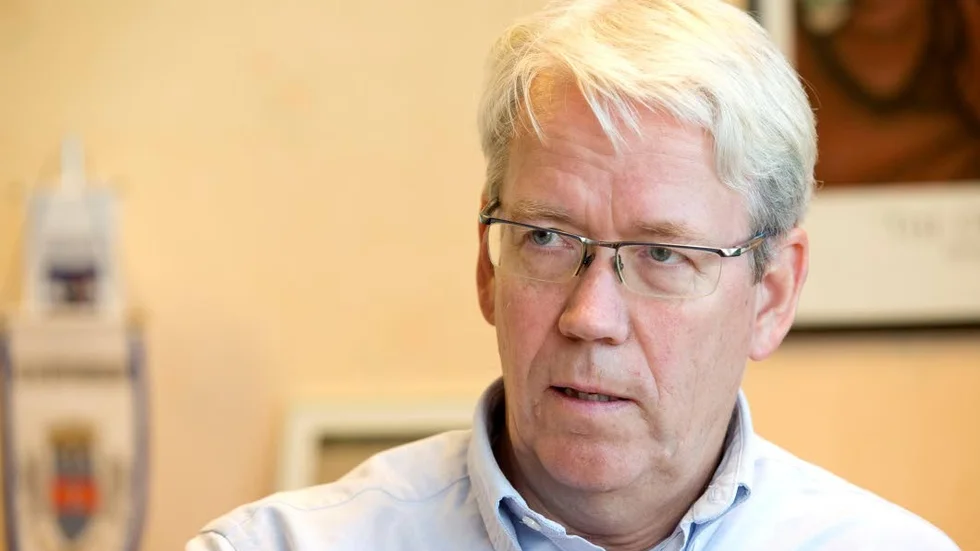Piteås kommunalrådet Peter Roslund blev tagen på sängen.