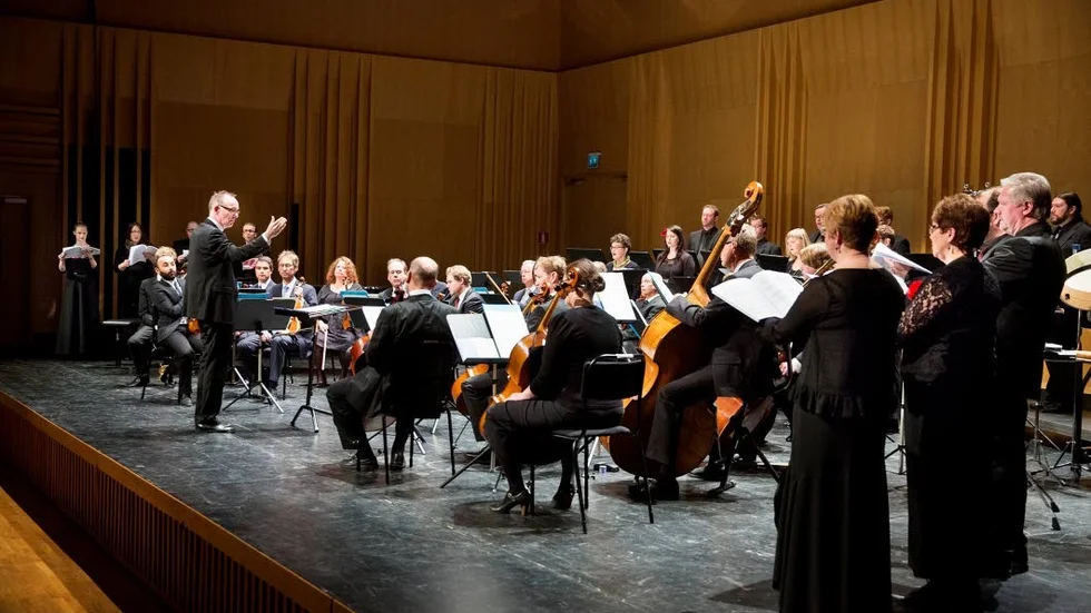 Erik Westbergs dirigerar sin vokalensemble och Norrbottens kammarorkester under turnén. Här i Kulturens hus torsdag kväll. I morgon, söndag,  är det Piteås tur.